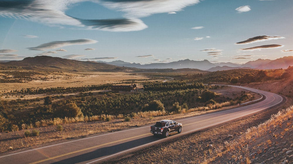 Foto del camioncino nero con cabina dell'equipaggio su Raod