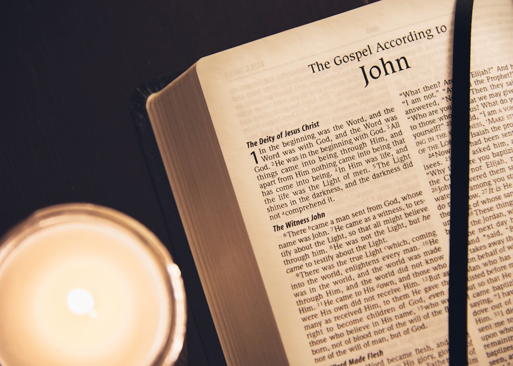 livre ouvert de la page de la Bible de Jean