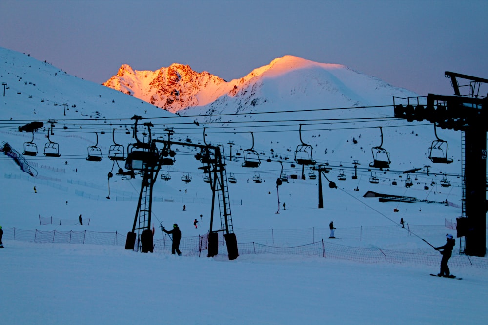 Teleféricos en el campo de nieve durante el día