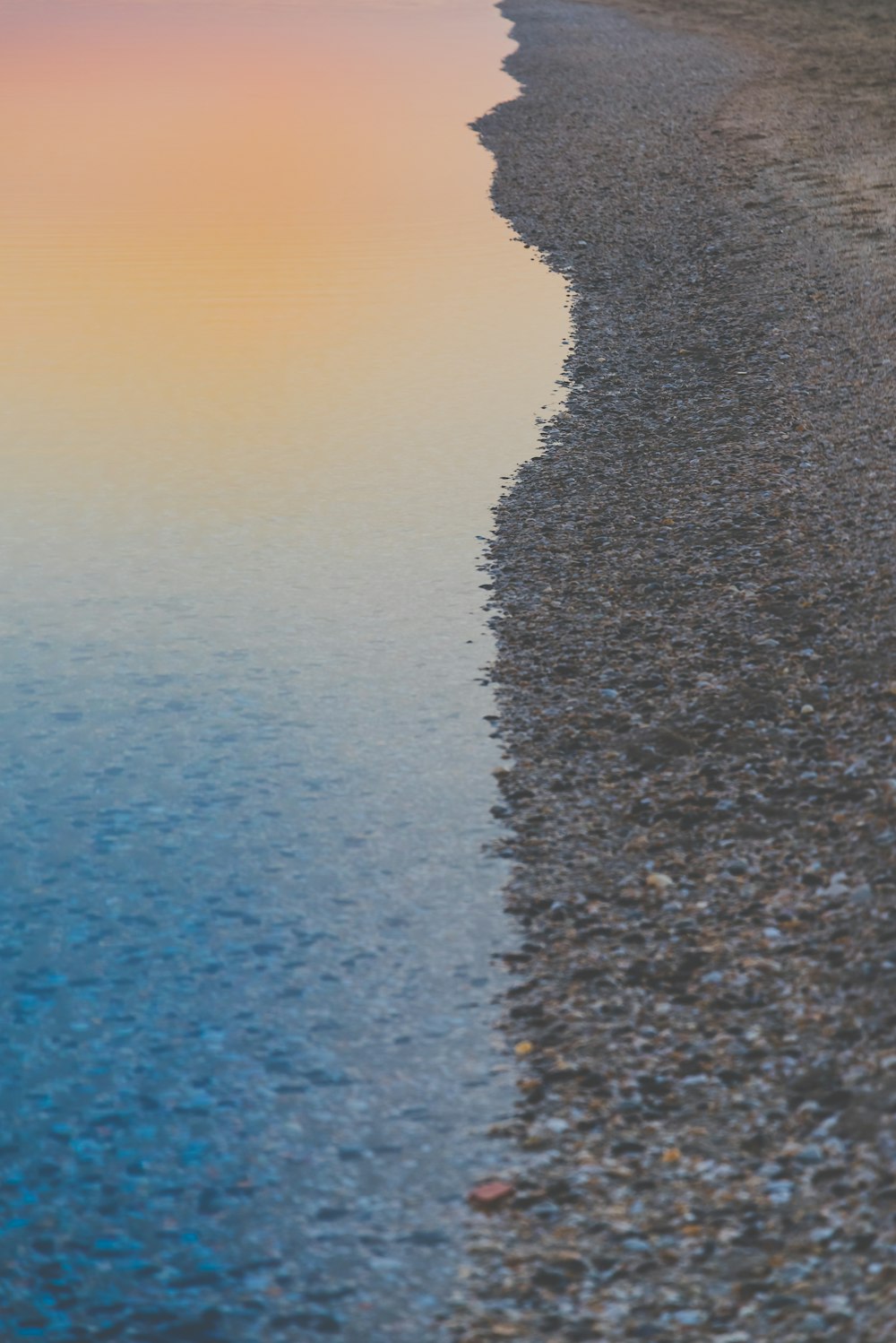 日没時の海辺の海岸