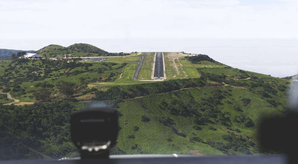 昼間の滑走路の航空写真