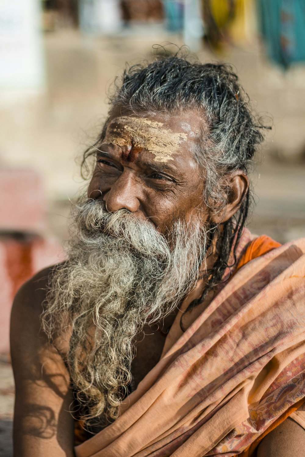 Photographie de mise au point sélective d’un homme en tenue orange