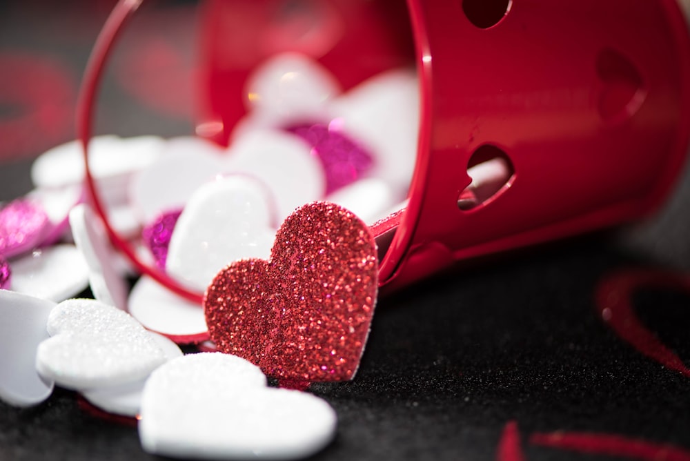 decoraciones de corazón vertidas en cubo rojo