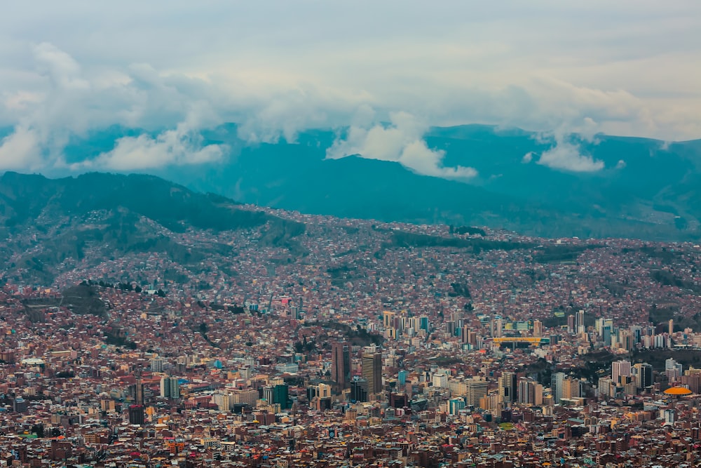 Casas de aldeia e edifícios da cidade sob nuvens brancas durante o dia