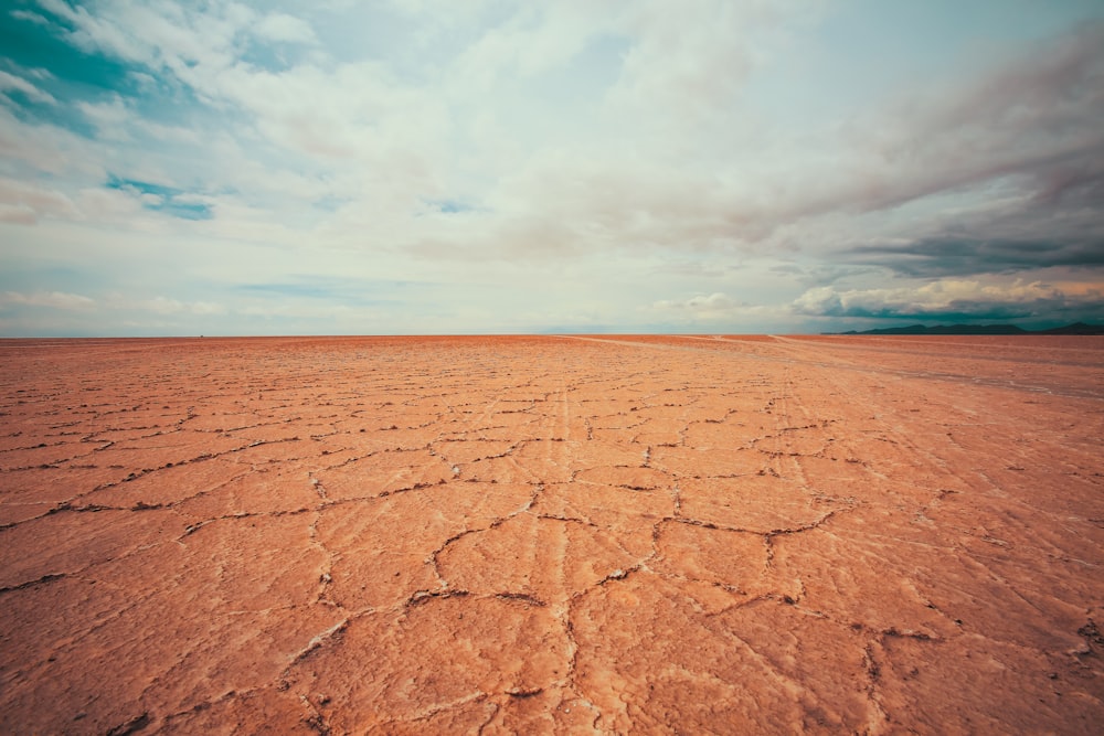 deserto vazio sob céu nublado branco durante o dia