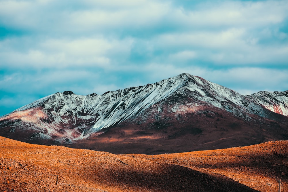 visão de ângulo baixo do solo marrom perto da montanha