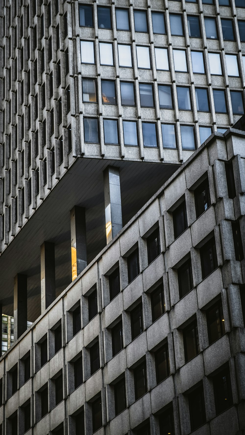 Foto di un edificio in cemento grigio durante il giorno