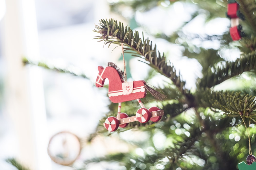 fotografía de primer plano de la decoración del caballo del árbol de Navidad