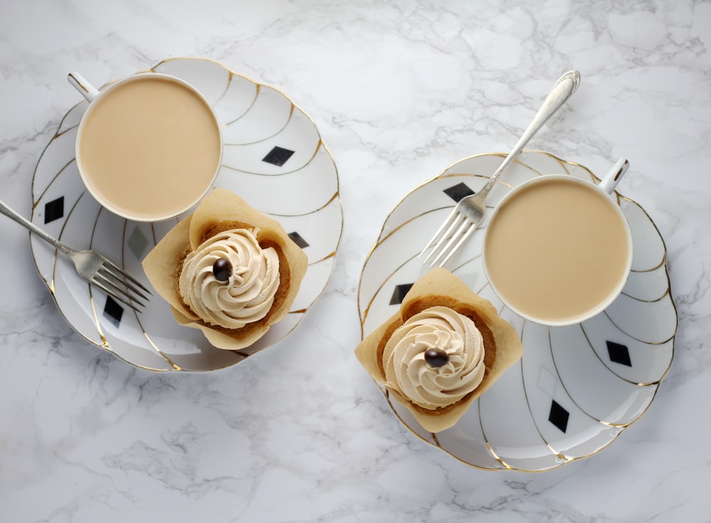 Flachlage von Fotografie-Kaffeetassen auf weißen Tellern