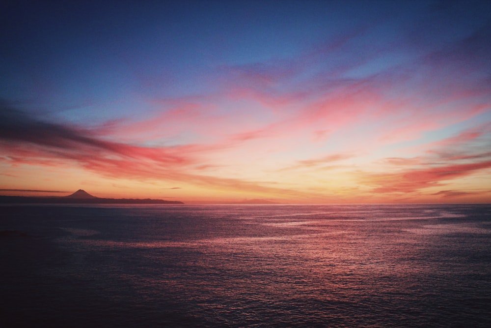 Foto do mar durante a hora dourada