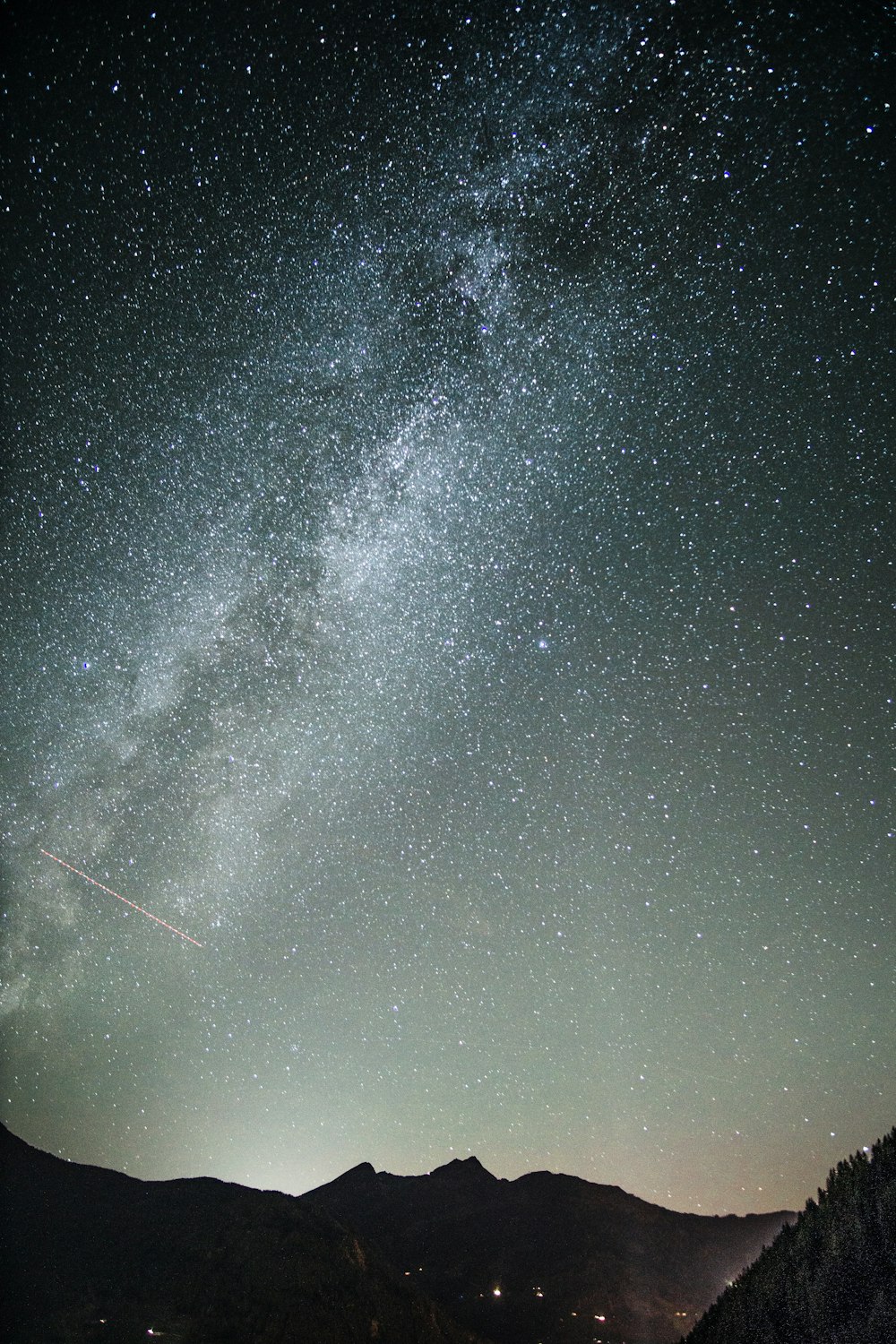 シルエット山と星の写真