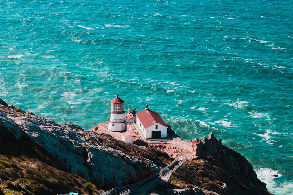 Photo de dessus du phare près de la mer pendant la journée