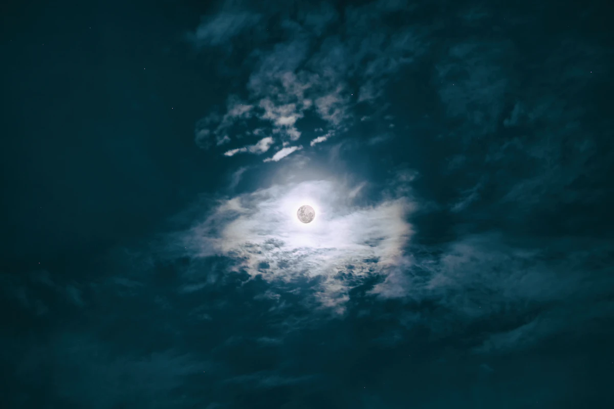 Pleine lune lumineuse dans un ciel nocturne sombre