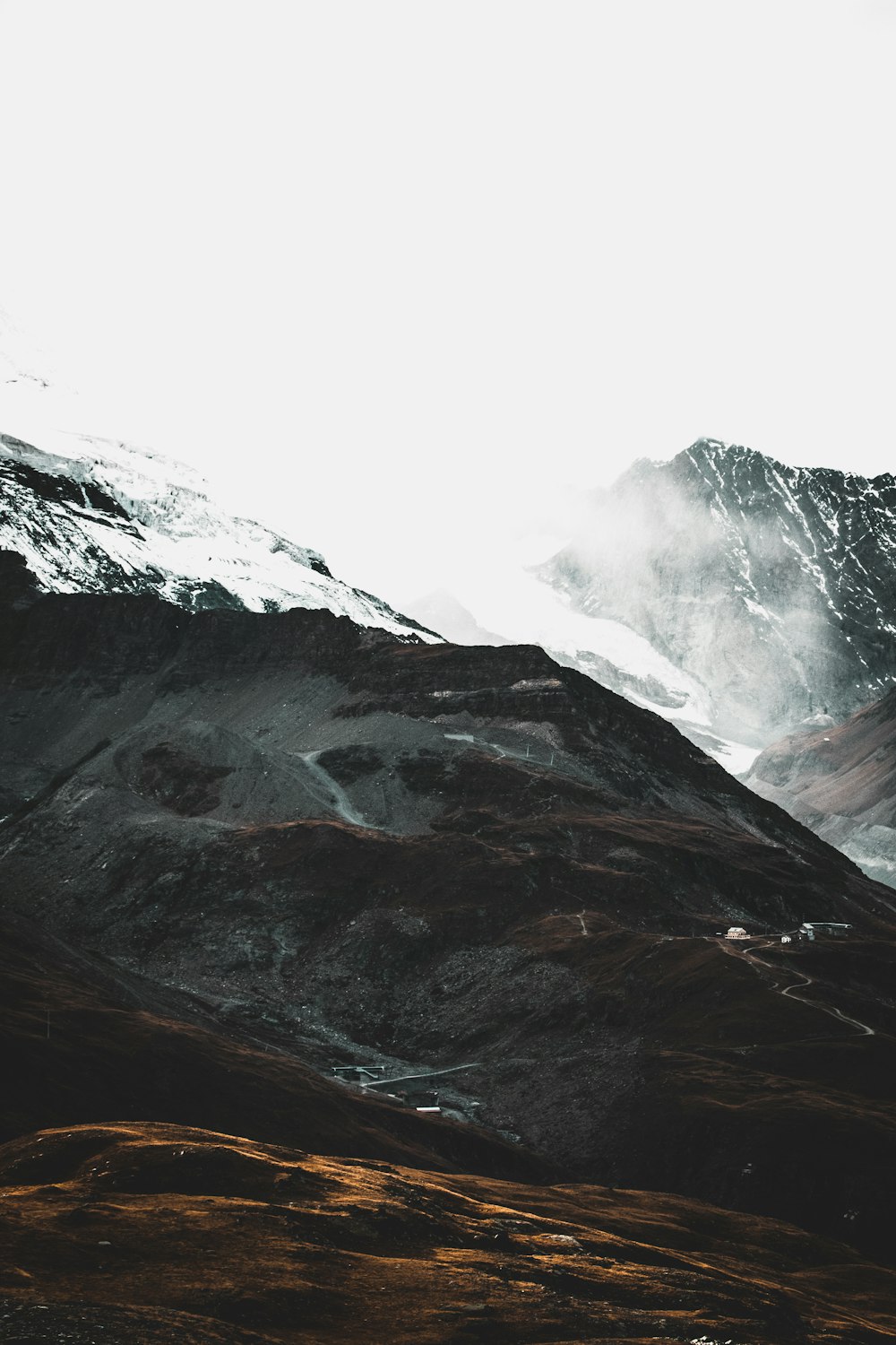 photographie de paysage de montagne enneigée