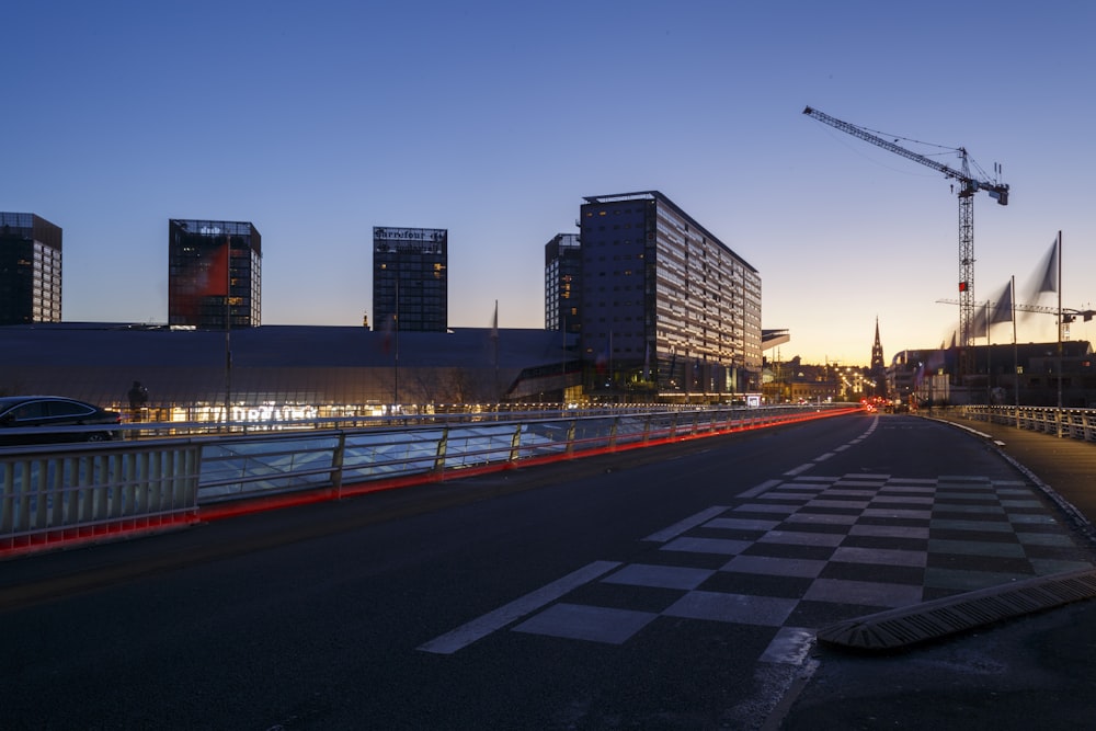 Edificio de hormigón negro y rojo bajo cielo azul