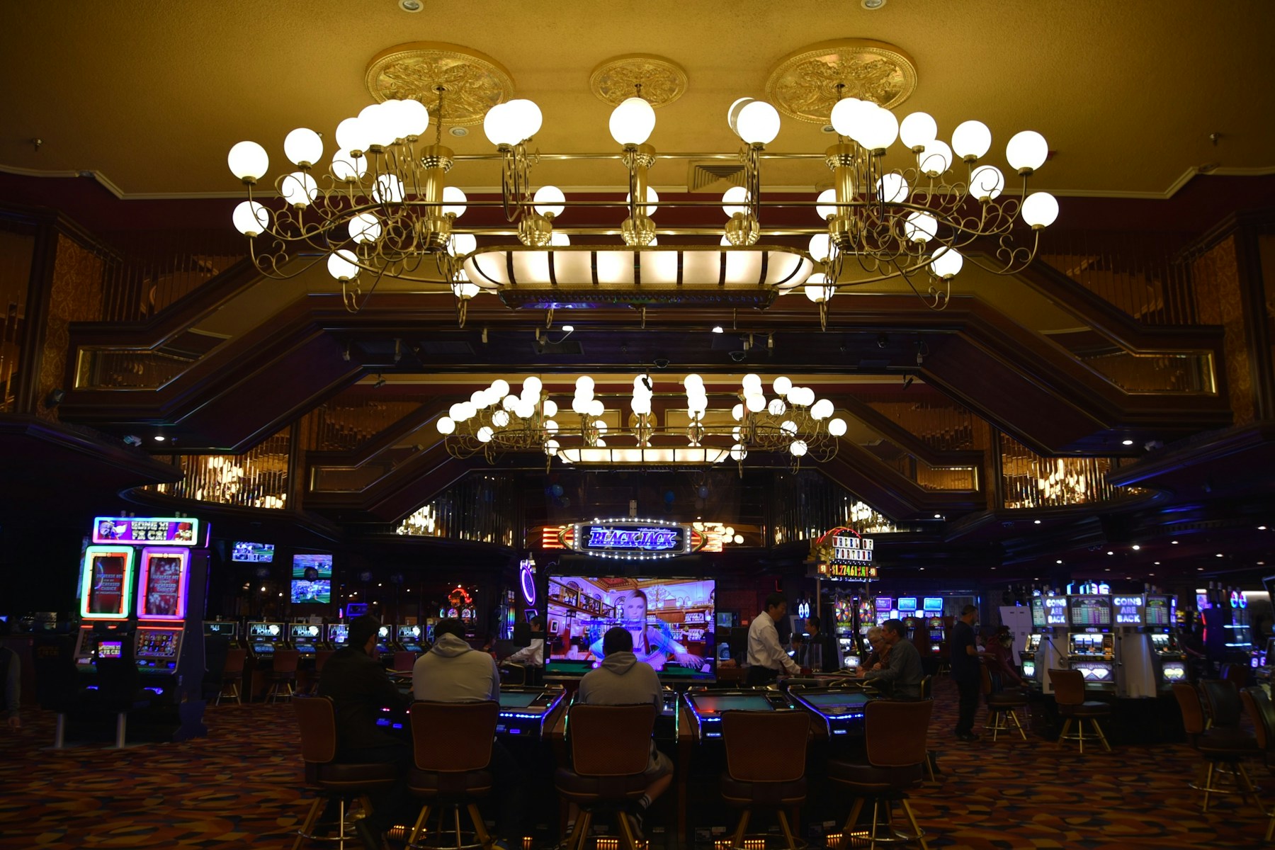 Interior de casino de lujo – mesas de juego iluminadas