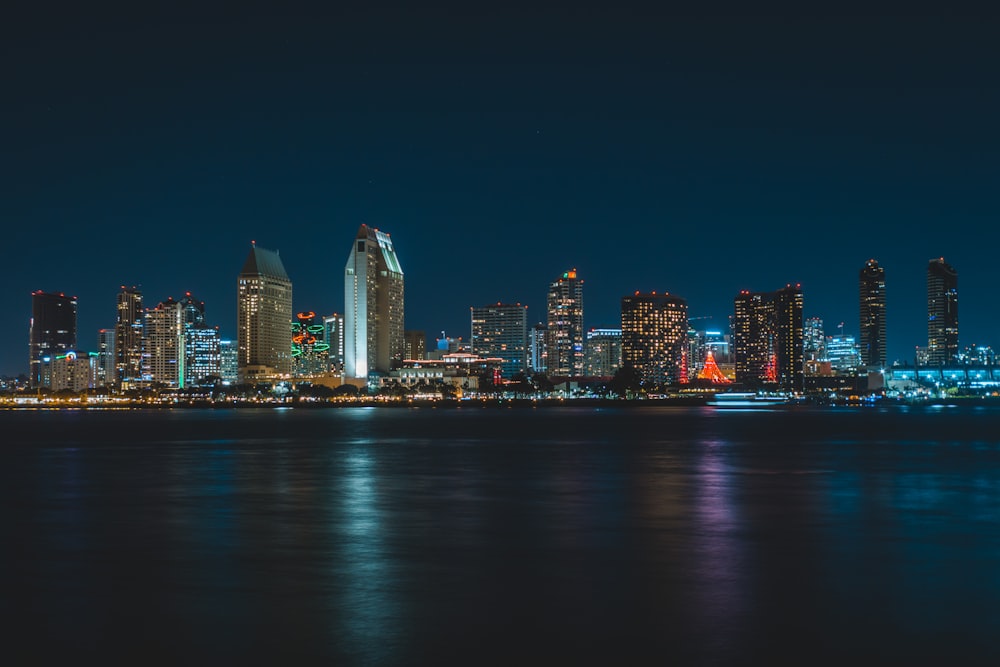 Ciudad cerca del cuerpo de agua durante la noche