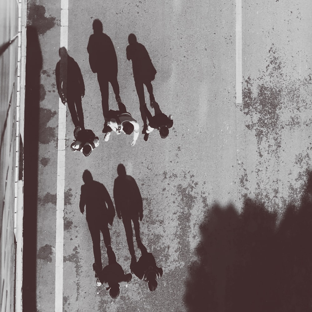 Une photo en noir et blanc d’un groupe de skateurs