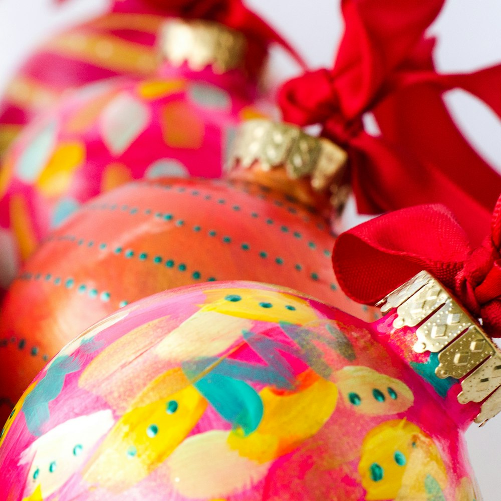 shallow focus photography of red bauble