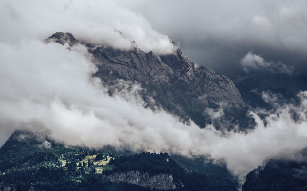 Foto eines wolkenverhangenen Berges