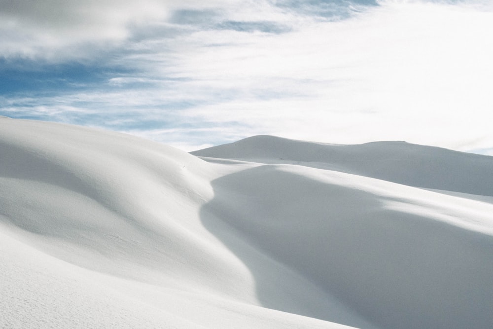 desierto bajo nubes blancas durante el día