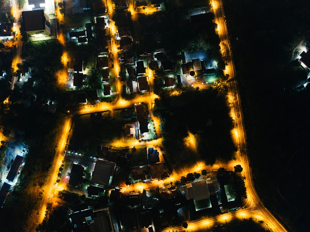 Vista superior de la fotografía de la ciudad por la noche