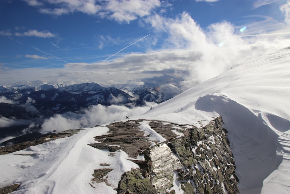 montagne enneigée pendant la journée