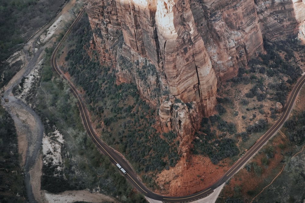 Tomada aérea de estrada de asfalto