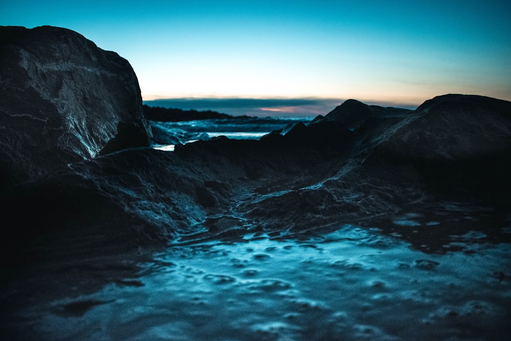 closeup photo of rocks