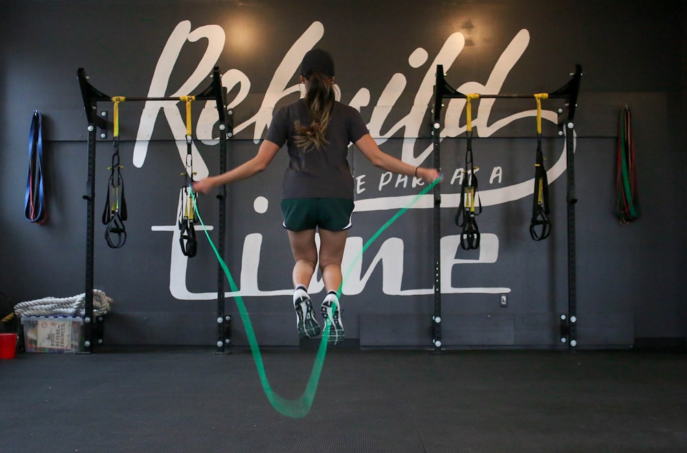 woman using jumping rope