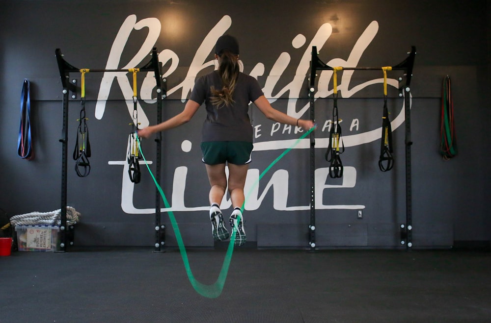 femme utilisant une corde à sauter