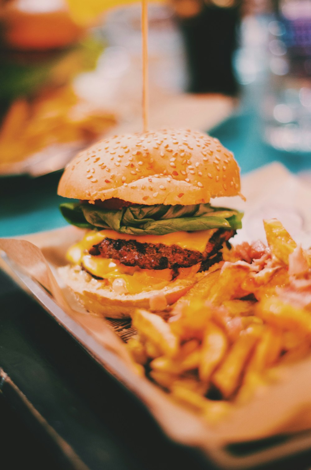 ハンバーガーとフライドポテトの食べ物の写真