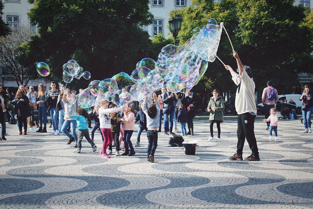 Gruppe von Leuten, die Blase im Park spielen