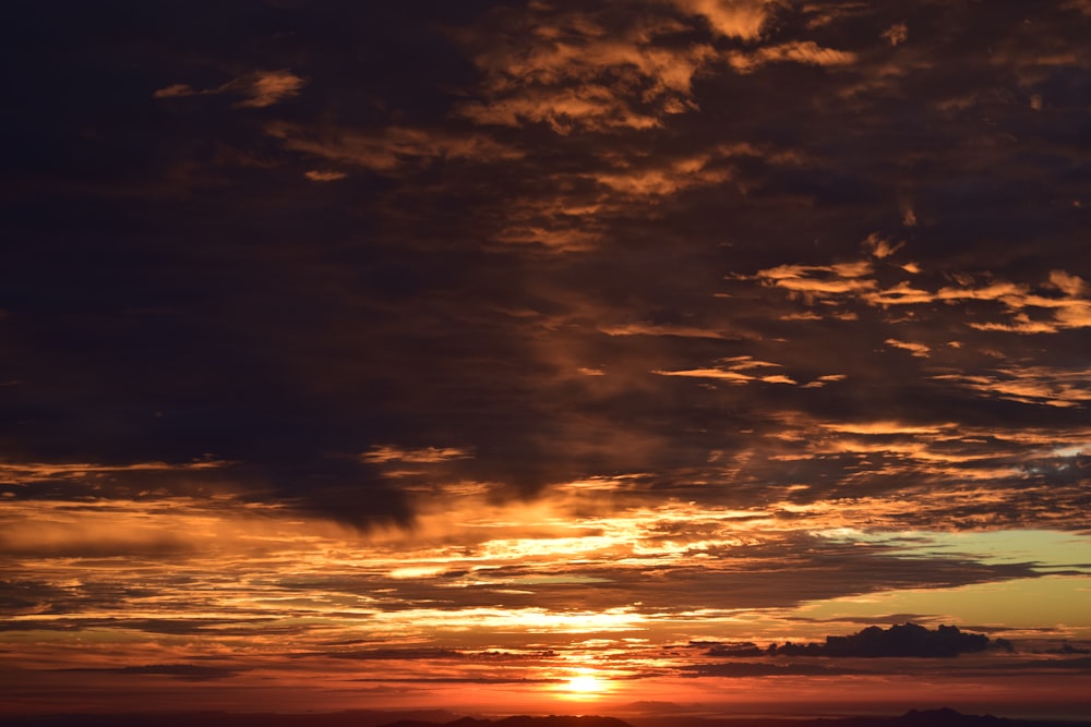 nuages orangés au coucher du soleil