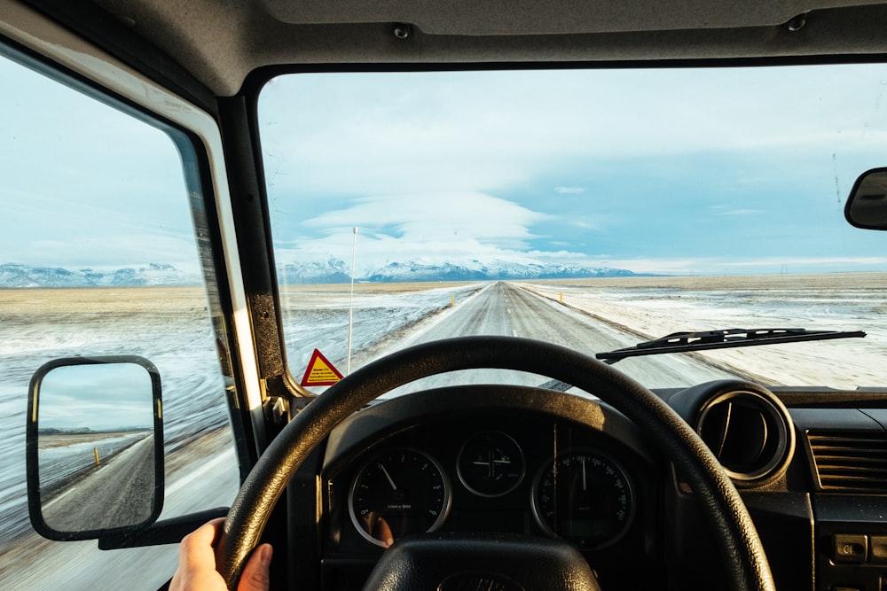 persona alla guida dell'auto