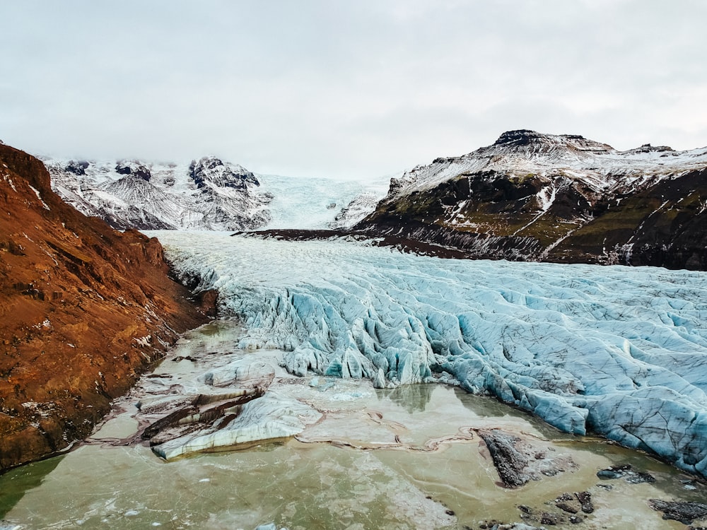 Río congelado en medio de las montañas rocosas