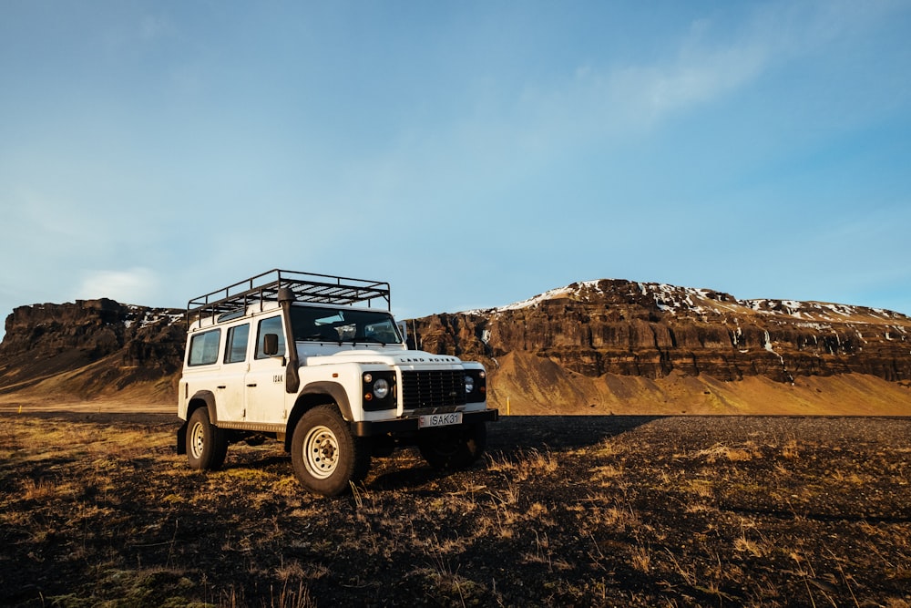 weißer Jeep Wrangler in der Nähe des braunen Berges bei Tag