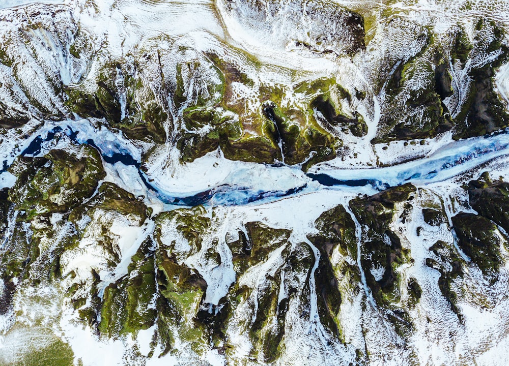 Photographie aérienne d’une rivière et d’une montagne