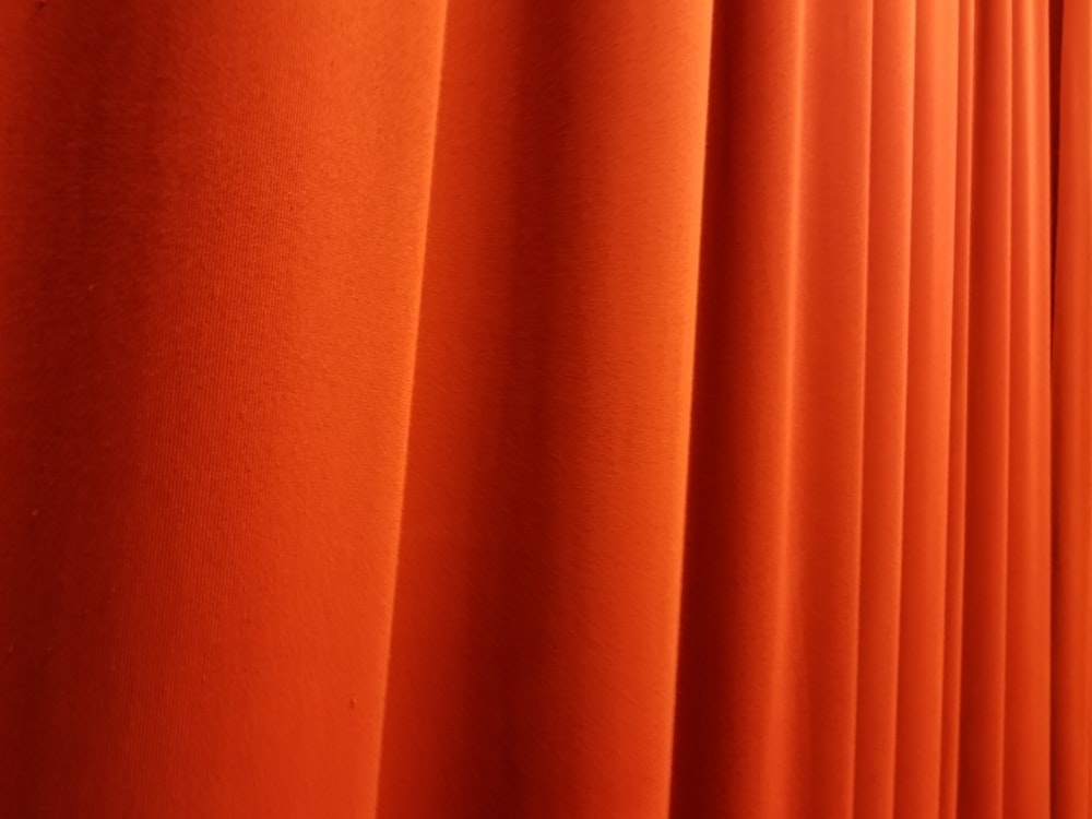 オレンジ色のカーテン