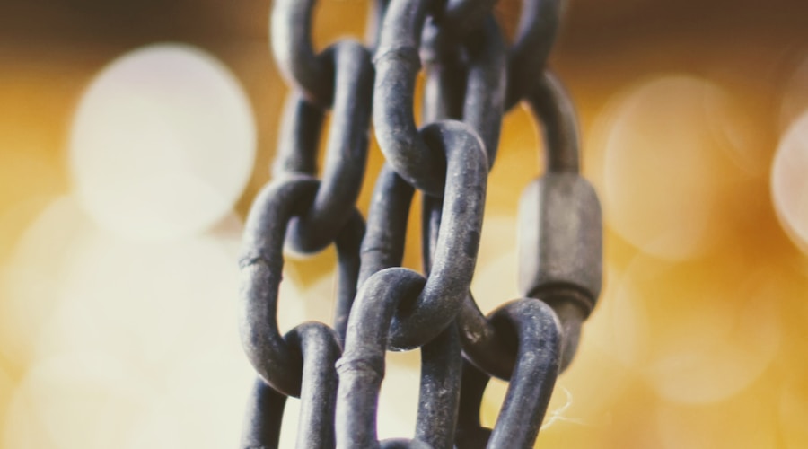 brown metal chain in focus photography