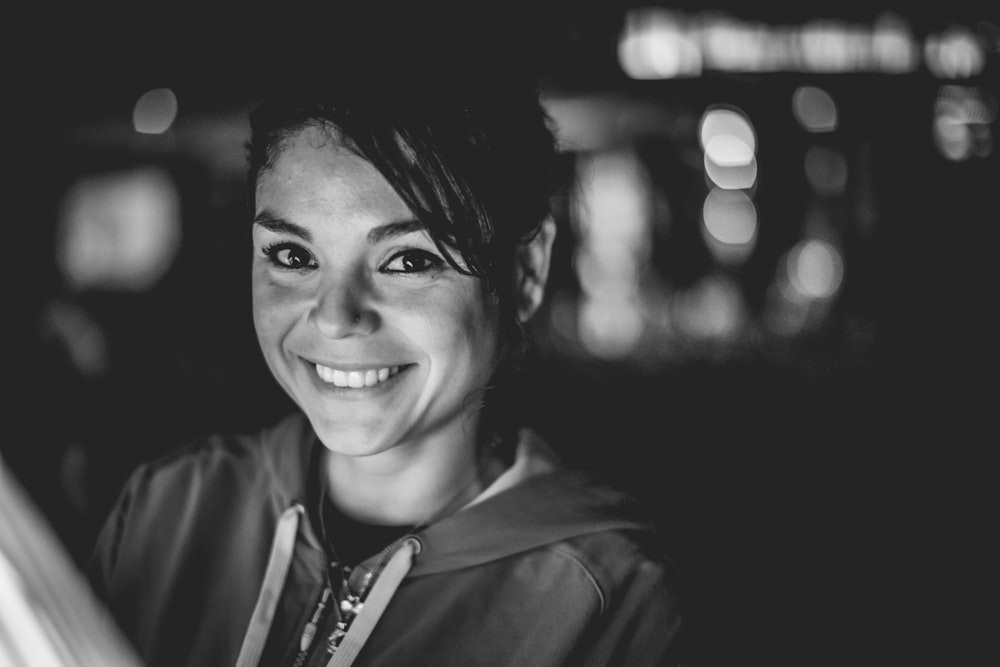 Photographie en niveaux de gris d’une femme portant un haut