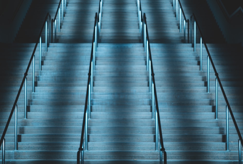 Escaliers en béton vides avec main courante en métal