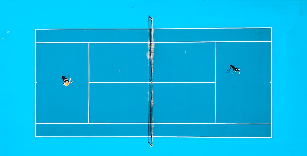 Luftaufnahme von zwei Personen beim Tennisspielen