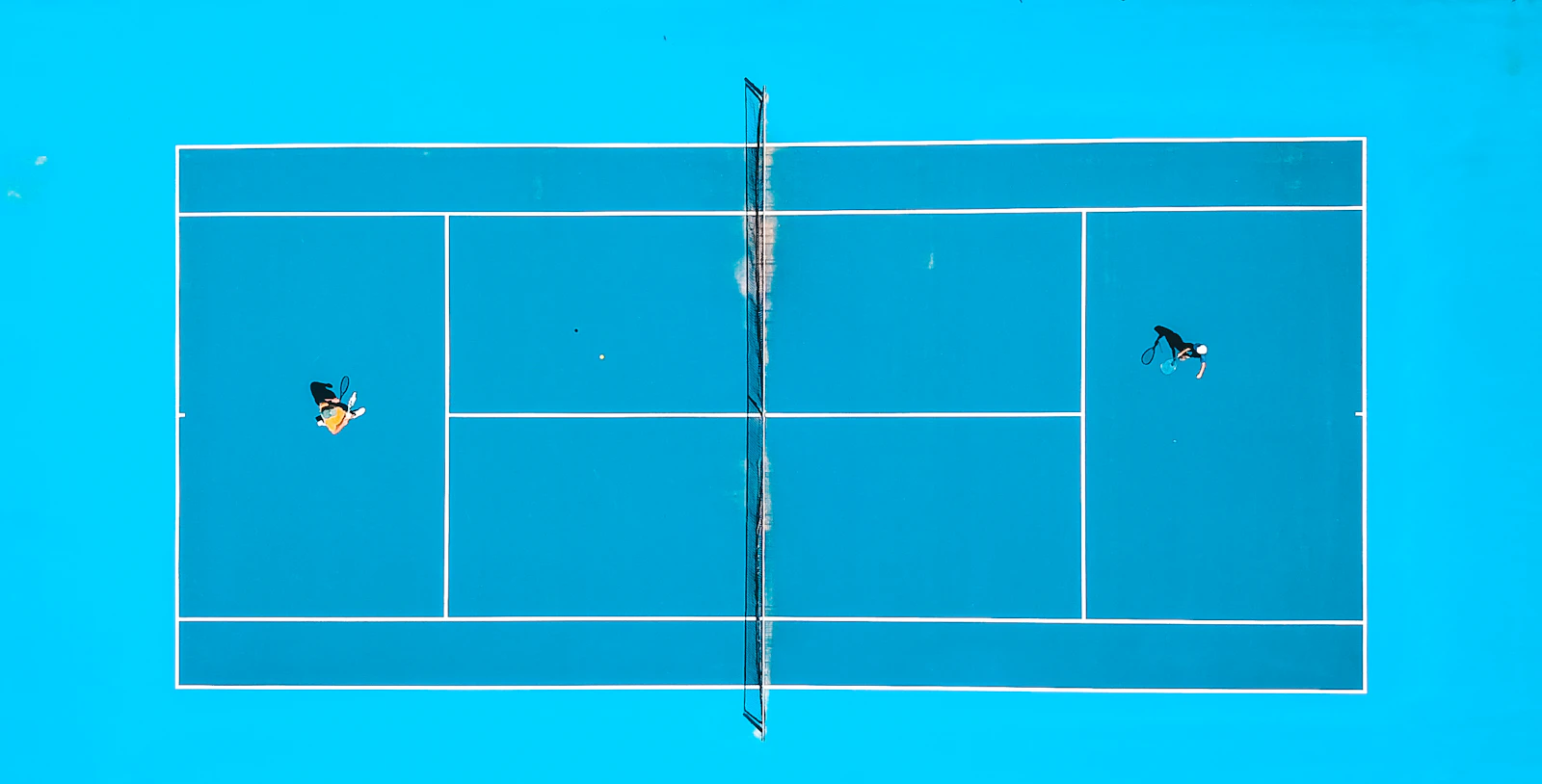 Sân pickleball đông người chơi nhìn từ trên cao