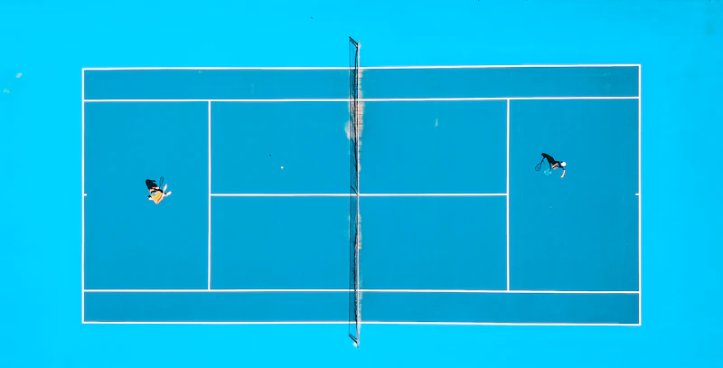 Vista cenital de una pista de tenis con dos jugadores — posición y lectura del punto