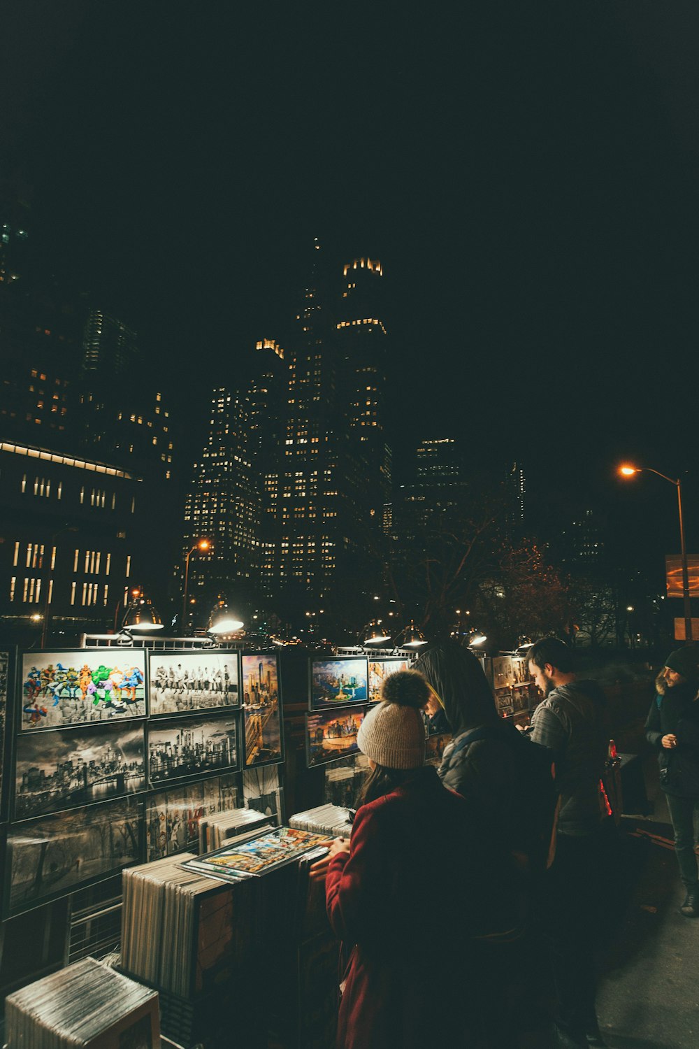 Gente que visita la galería de la calle por la noche