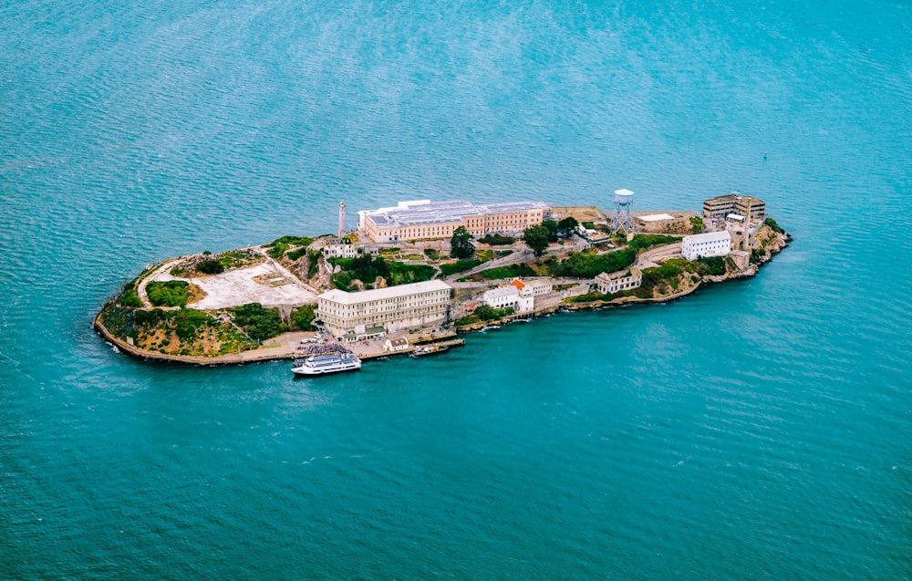 Photographie de vue de dessus de l’île entourée par le plan d’eau