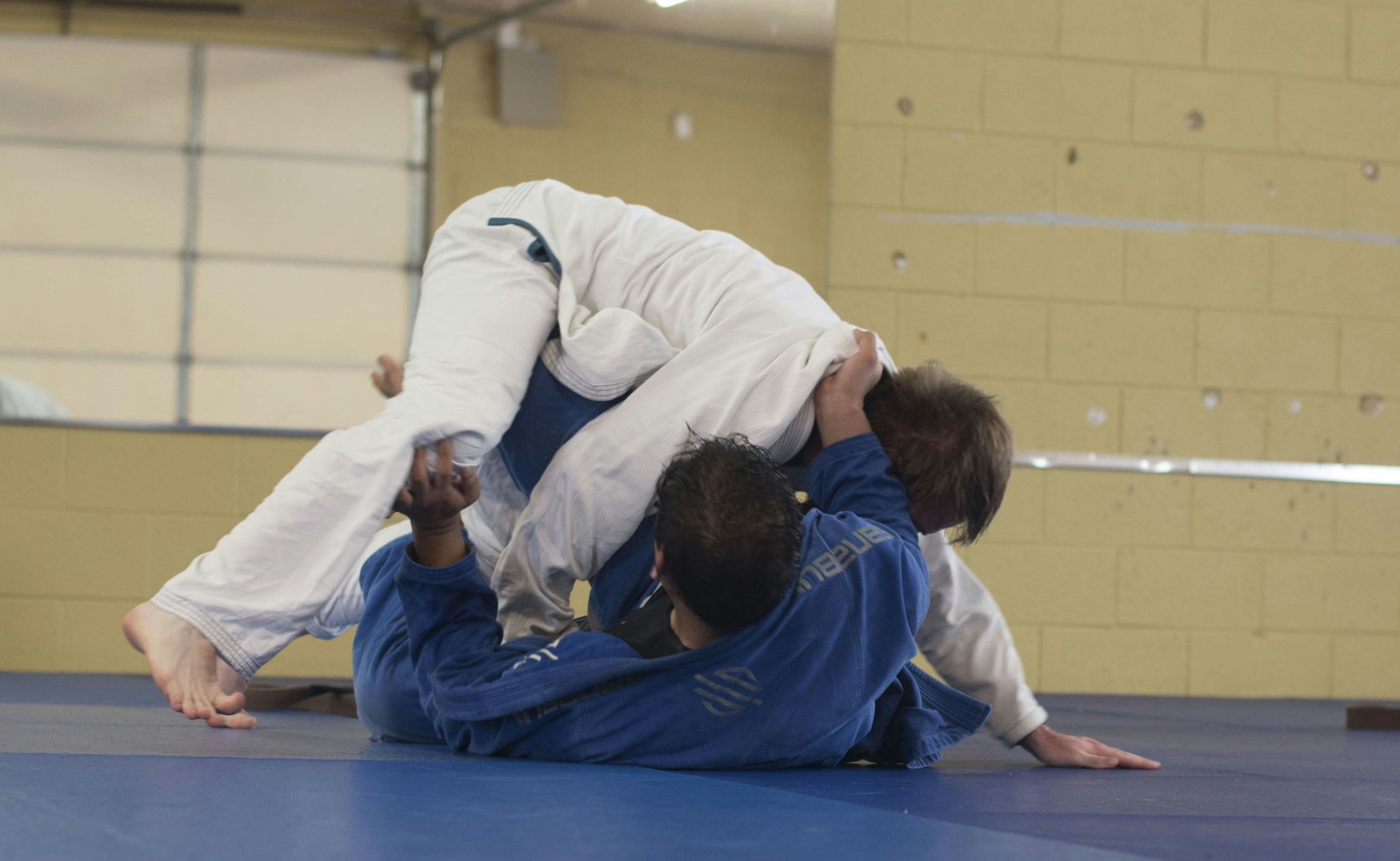 Des garçons pratiquant le judo. | Photo : Unsplash