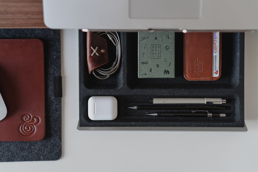 Cassetto aperto con penne e borsellino in IoT