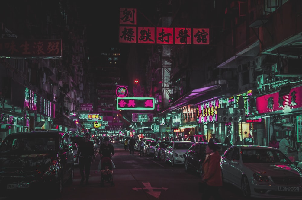 Varias personas caminando por la calle durante la noche